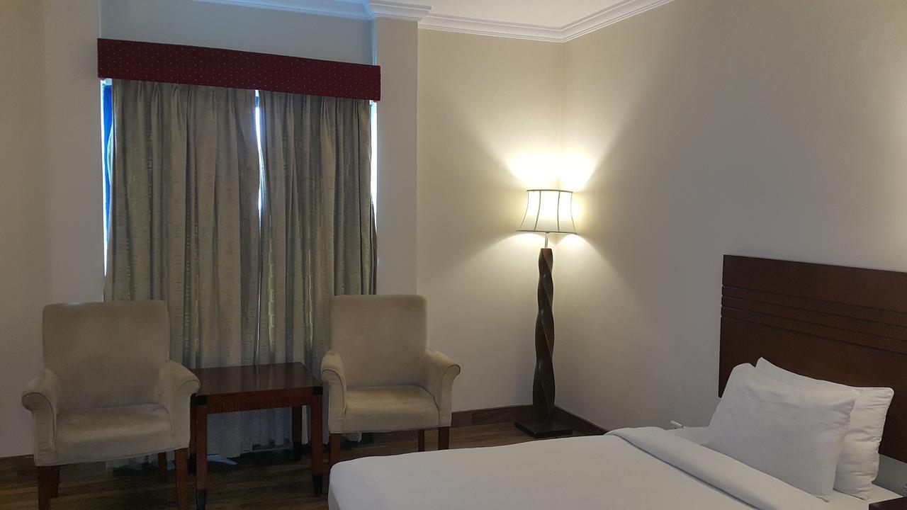Savoey Hotel Лахор Экстерьер фото